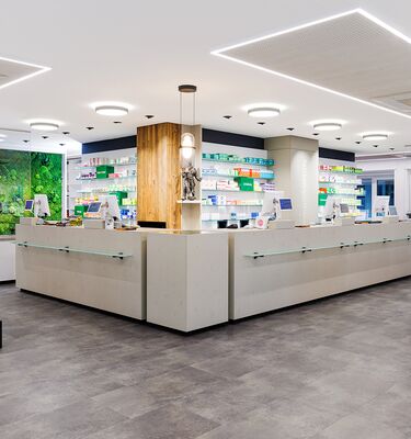 Fotoaufnahme des Kassen- und Ladenbereiches der Hütten-Apotheke in Siegen-Geisweid