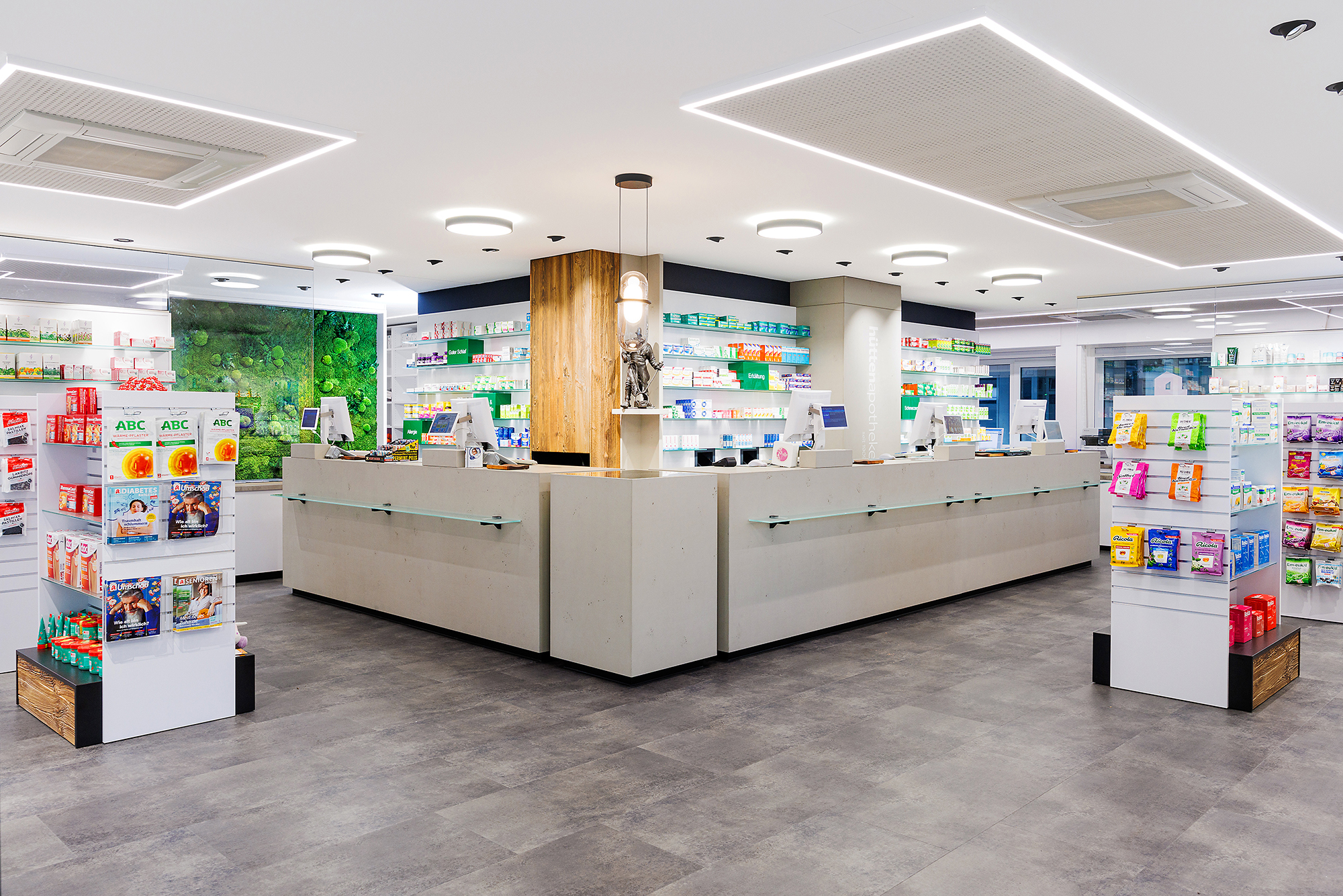 Fotoaufnahme des Kassen- und Ladenbereiches der Hütten-Apotheke in Siegen-Geisweid