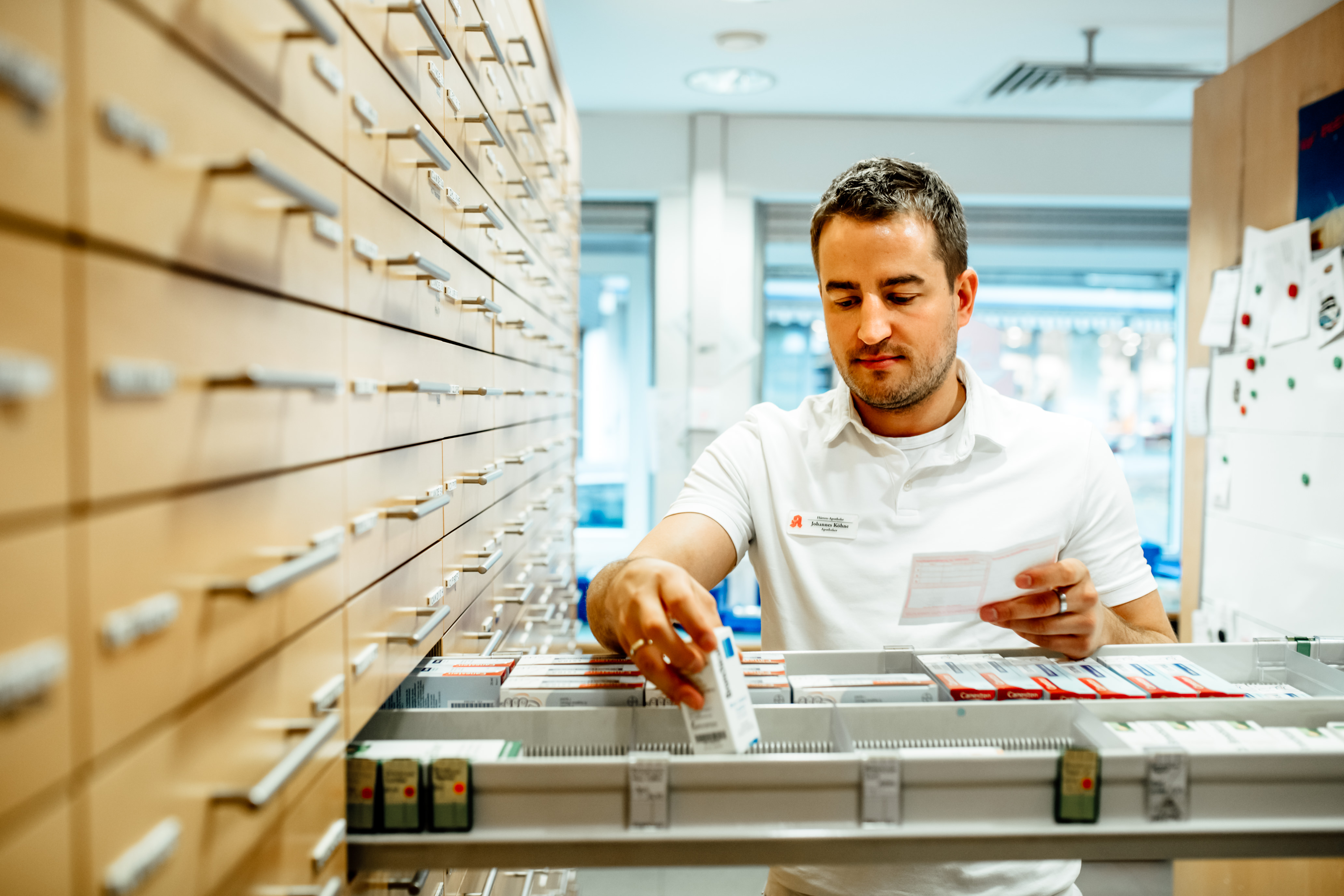 Apotheker Johannes Köhne bedient sich an einer mit Medikamenten befüllten Schublade